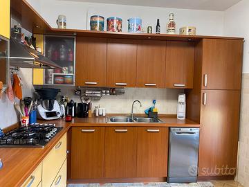 CUCINA CON ELETTRODOMESTICI E SOGGIORNO