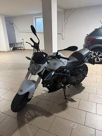 Moto benelli 300