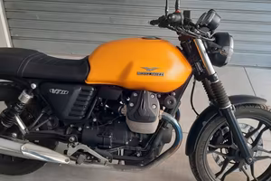 Moto Guzzi V7 II Stone, 750.