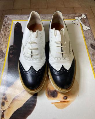 Scarpa bassa elegante bianca e nera