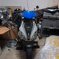 aprilia sr r 70cc + molti ricambi