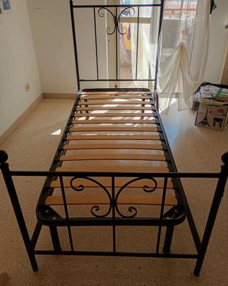 letto singolo in ferro battuto nero con testiera a