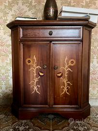 Mobiletto con due ante decorate e un cassetto