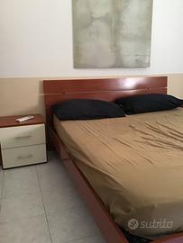 Struttura letto matrimoniale con due comodini