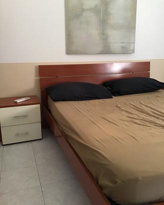 Struttura letto matrimoniale con due comodini