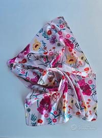 Foulard 70x70 cm in seta al 70% e viscosa al 30%