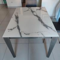 Tavolo 6 persone in vetro temperato effetto marmo
