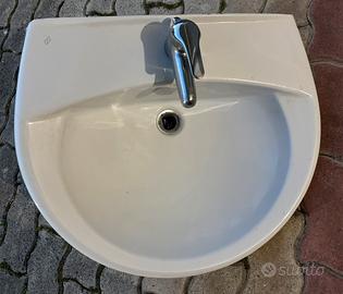 Lavabo GSI in ceramica bianca con miscelatore