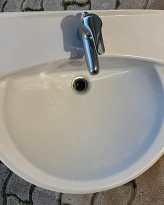 Lavabo GSI in ceramica bianca con miscelatore