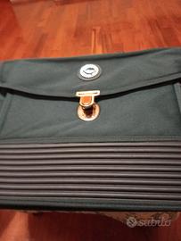 Cartella portadocumenti o computer. 