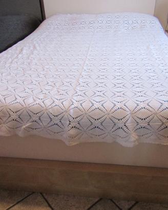 COPRILETTO MATRIMONIALE REALIZZATO AD UNCINETTO