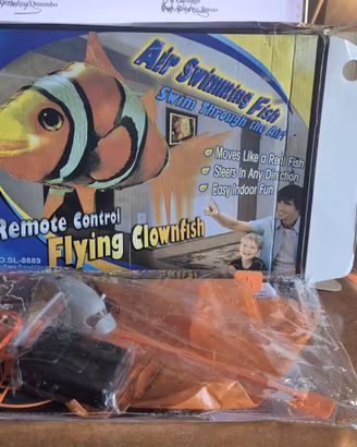 pesce pagliaccio clownfish volante a elio