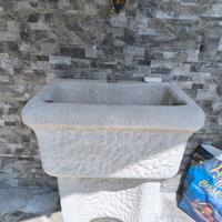 lavandino per giardino rivestito in pietra
