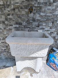 lavandino per giardino rivestito in pietra