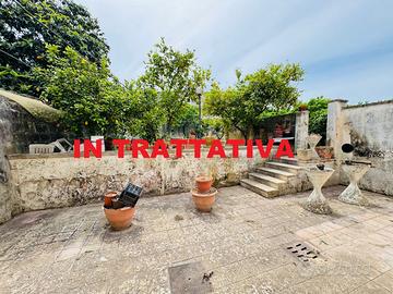 APPARTAMENTO CON CORTILE PRIVATO E GIARDINO