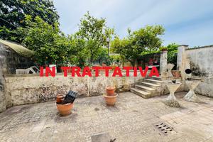 APPARTAMENTO CON CORTILE PRIVATO E GIARDINO