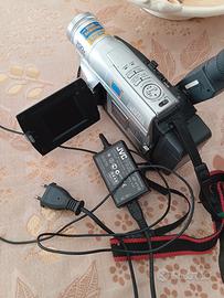 videocamera con cavo alimentatore