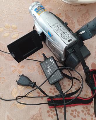videocamera con cavo alimentatore