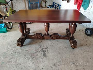 Tavolo in  legno massello in noce