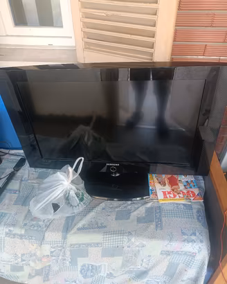 TV Samsung 32 p con decoder esterno bella