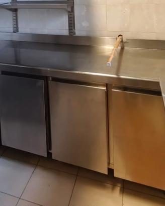 Banco frigo con piano lavoro a 3 ante