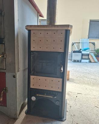 stufa a legna per riscaldamento dei termosifoni 
