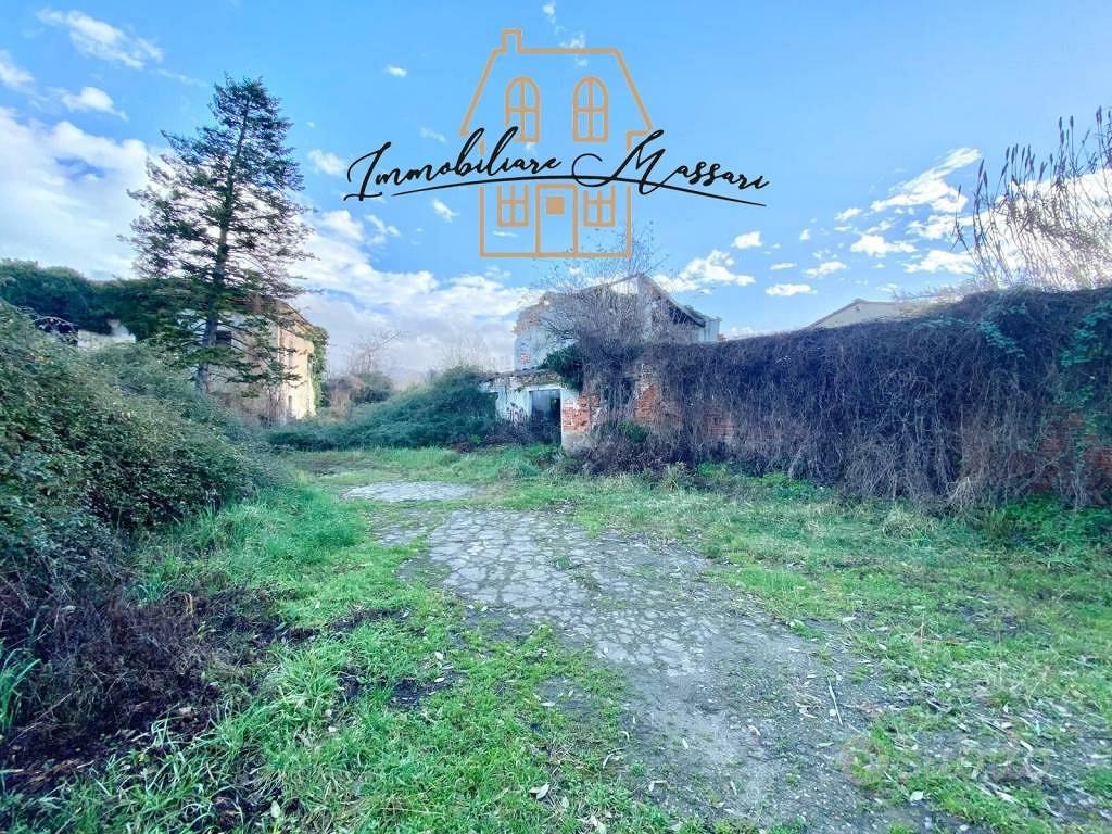 Rustico / Casale di 1150 m² con più di 5 locali a - Altro