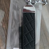 portachiavi in pelle e gancio metallo, cacciavite