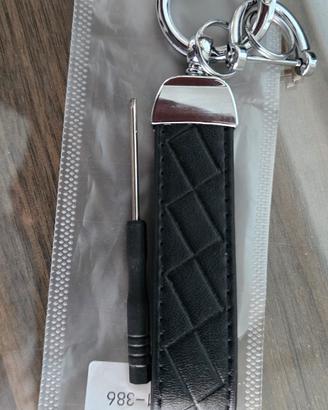 portachiavi in pelle e gancio metallo, cacciavite