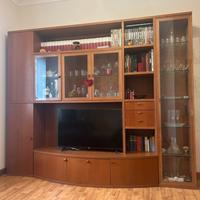 Mobile da parete in legno di ciliegio con vetrine