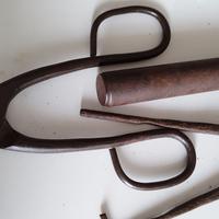 Antiche forbici e chiave inglese