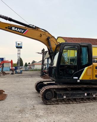 Escavatore SANY SY135C con lama