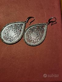 Orecchini in filigrana con strass