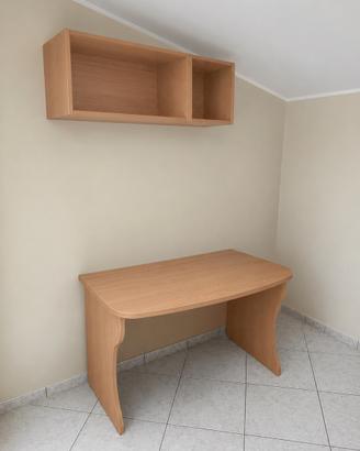 Scrivania con cassettiera e pensile