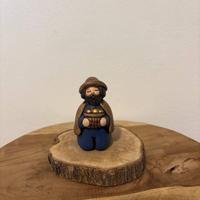 Inginocchiato con doni blu presepe classico Thun
