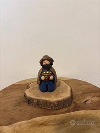 Inginocchiato con doni blu presepe classico Thun