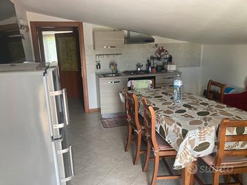 Mansarda arredata e panoramica
