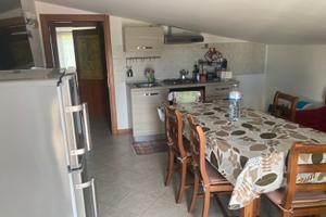 Mansarda arredata e panoramica