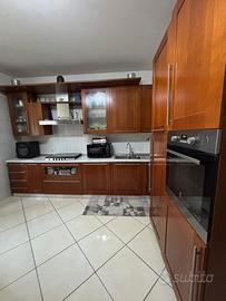 Cucina con forno, piano cottura e lavastoviglie