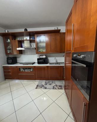 Cucina con forno, piano cottura e lavastoviglie
