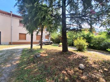 Appartamento tricamere con giardino in casa bif...