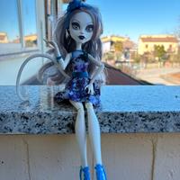 Gloom ‘n Bloom Catrine DeMew