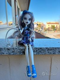 Gloom ‘n Bloom Catrine DeMew