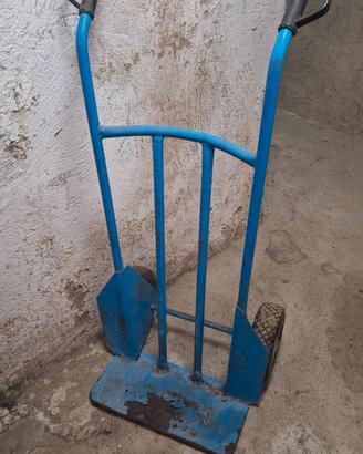 Carrello portapacchi in metallo con ruote