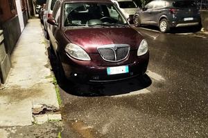 si vende auto lancia y 