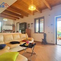 Privacy e stile: casa singola con giardino a Civit