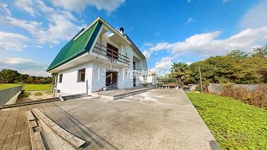 VILLA LIBERA SU 4 LATI