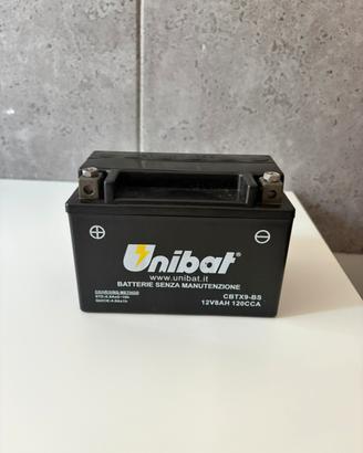 Batteria Unibat per moto e/o scooter 12V 8AH