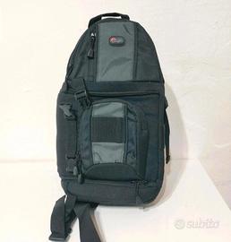 Zaino monospalla Lowepro.