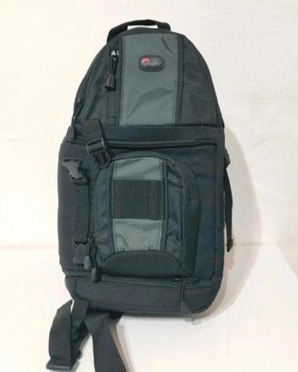 Zaino monospalla Lowepro.